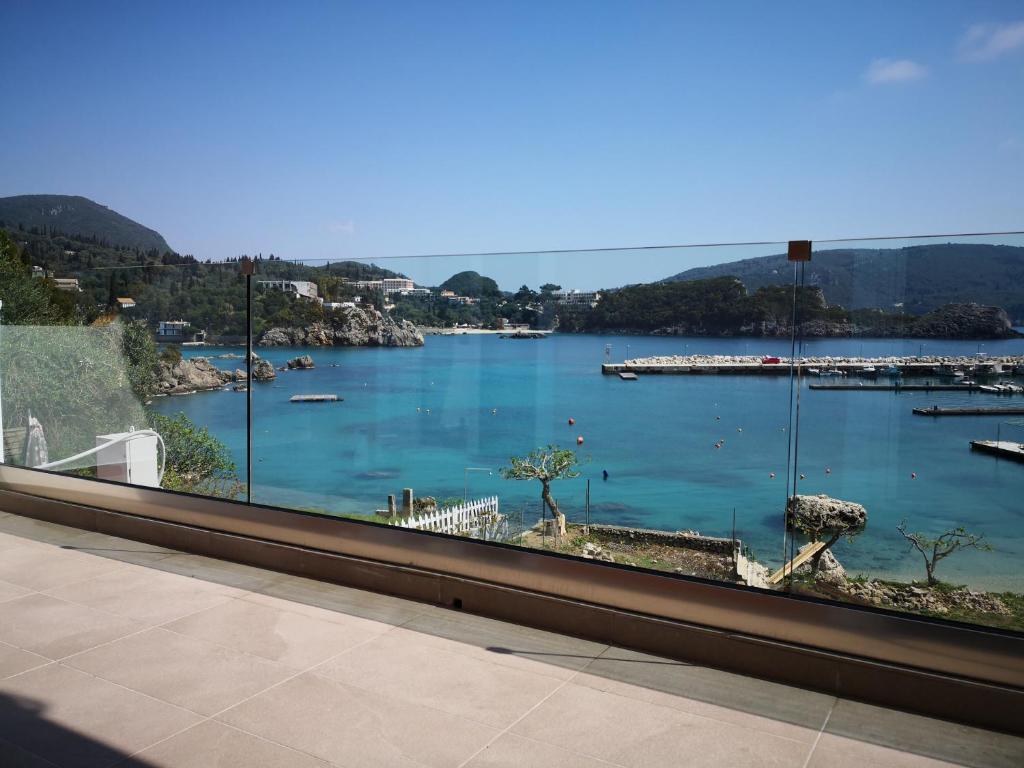 una ventana con vistas a un cuerpo de agua en Molos Beach Apartments, en Paleokastritsa