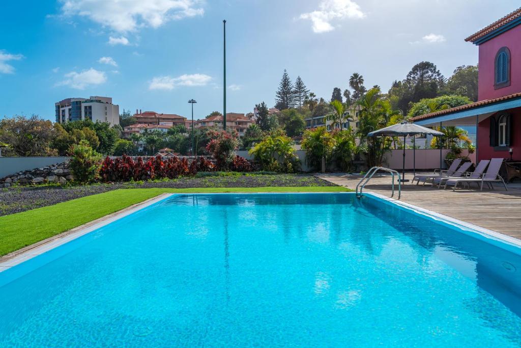 フンシャルにあるCentury House with private pool by HR Madeiraの裏庭のスイミングプール