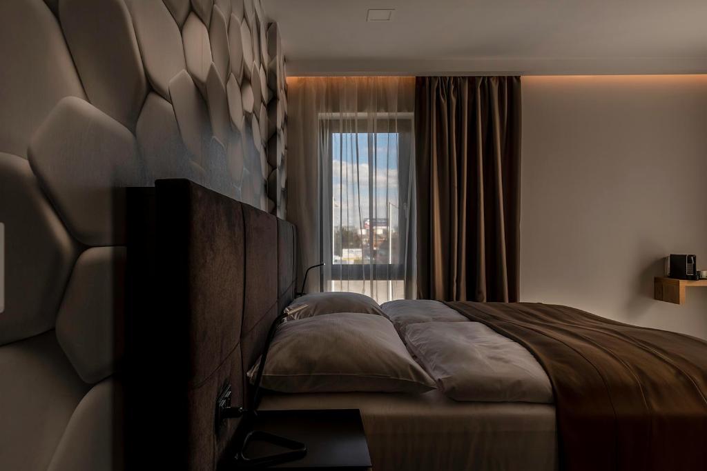 een slaapkamer met een groot bed en een raam bij 4 SMART HOTEL in Olomouc