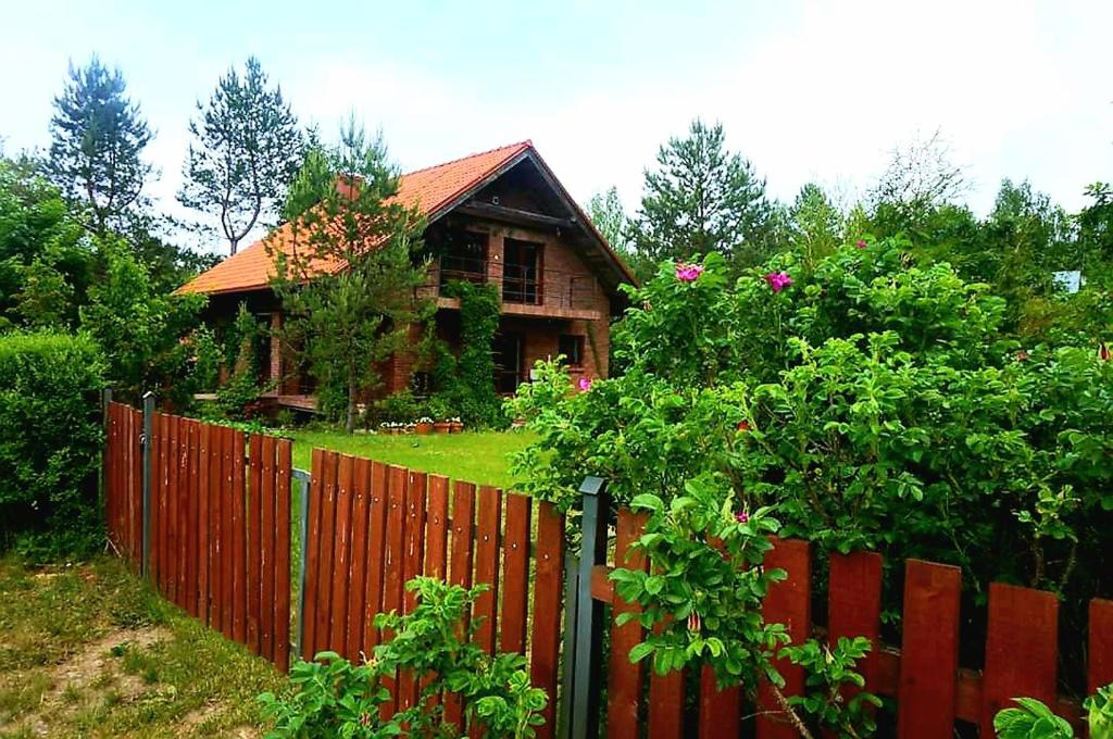 a wooden fence in front of a house at Dom pod głogami in Szczytno