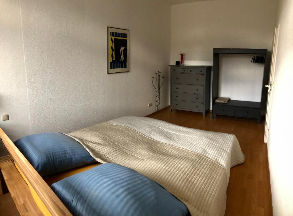 um quarto com uma cama e uma cómoda em Kaßberg-Apartment am Puls der Stadt em Chemnitz