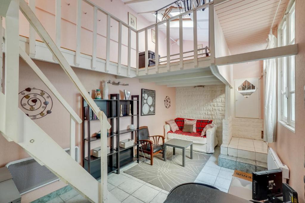 een kamer met een trap en een woonkamer bij ID 216 Cosy Duplex Tour Eiffel area in Parijs