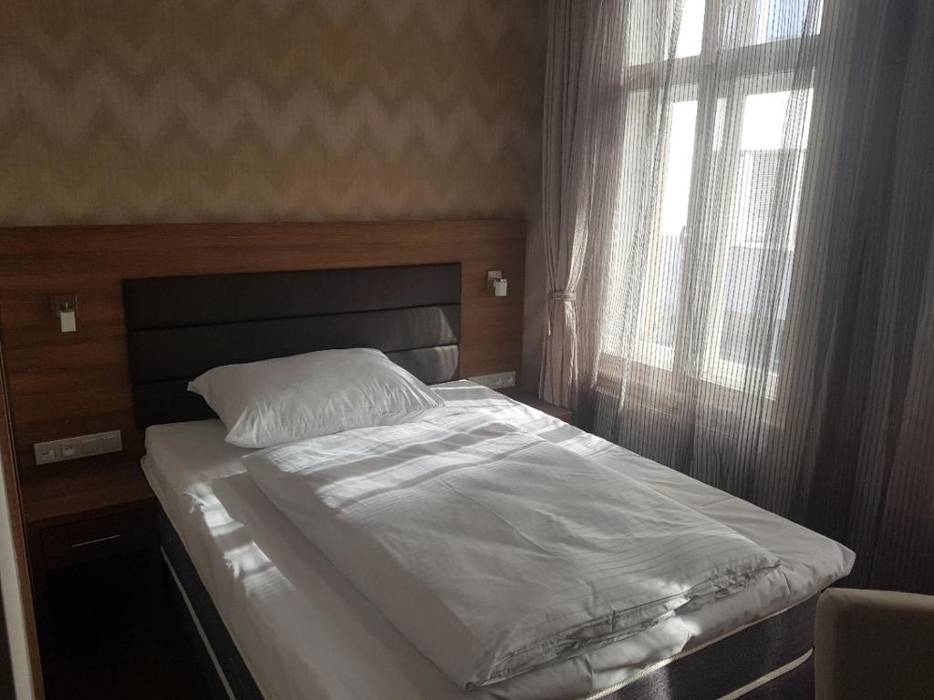 Postel nebo postele na pokoji v ubytování Hotel Prague Star