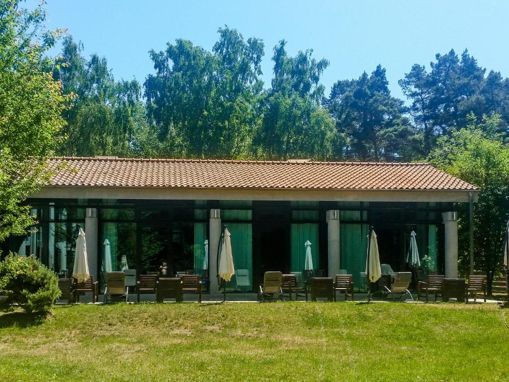 un edificio con tavoli, sedie e ombrelloni di Spa102 a Pobierowo