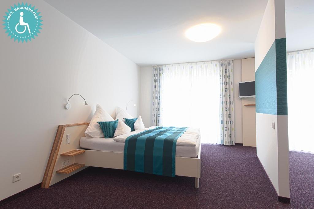 1 dormitorio con cama y ventana en Lichtblick Hotel Garni, en Alling