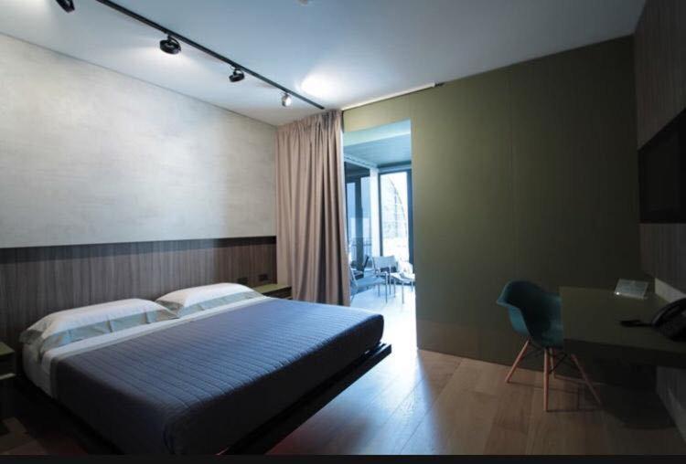 una camera da letto con un letto, una scrivania e una scrivania di Vytae Spa & Resort a Vallecorsa