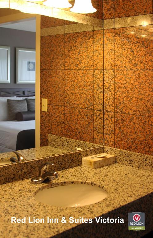 Un baño de Red Lion Inn and Suites Victoria