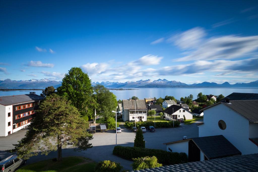 a town with a lake and mountains in the background at Molde Vandrerhjem Hostel in Molde