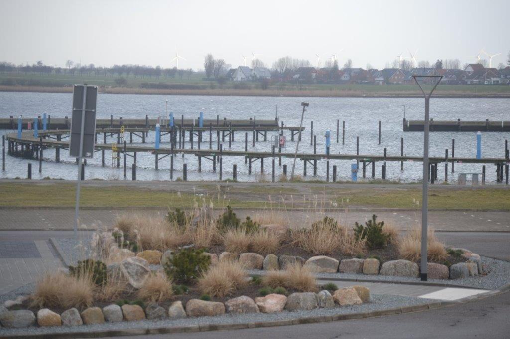 un quai sur une étendue d'eau avec un port de plaisance dans l'établissement Ferienwohnung Steuerbord, à Fehmarn