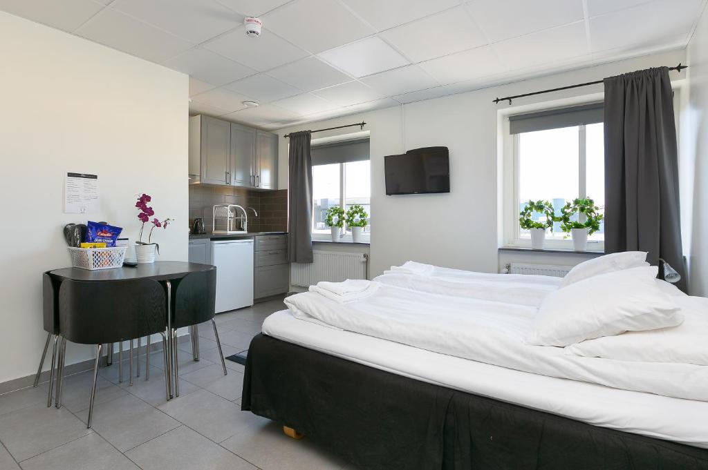 Postel nebo postele na pokoji v ubytování Kalmar Hotell