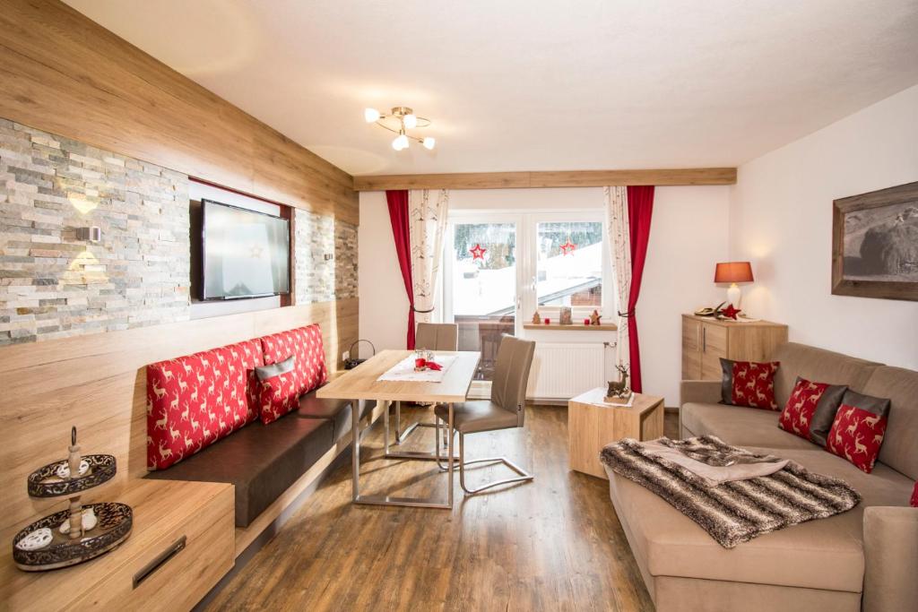 sala de estar con sofá y mesa en Alpen Apartments Austria, en Berwang