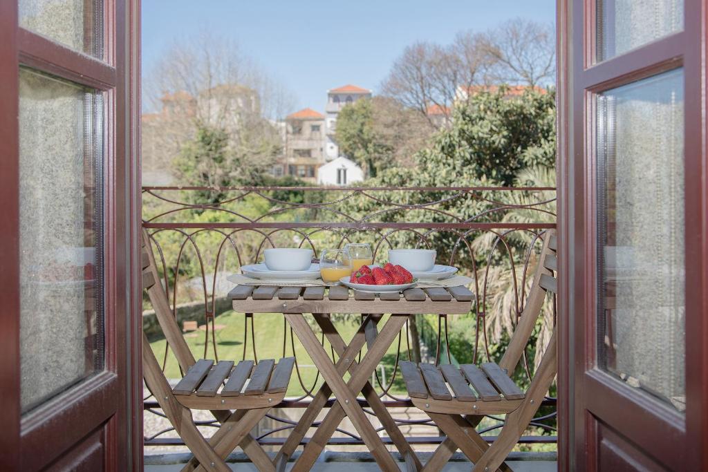 ポルトにあるLiiiving In Porto | Downtown Luxury Apartmentsのテーブル、バルコニー(椅子2脚、フルーツ付)