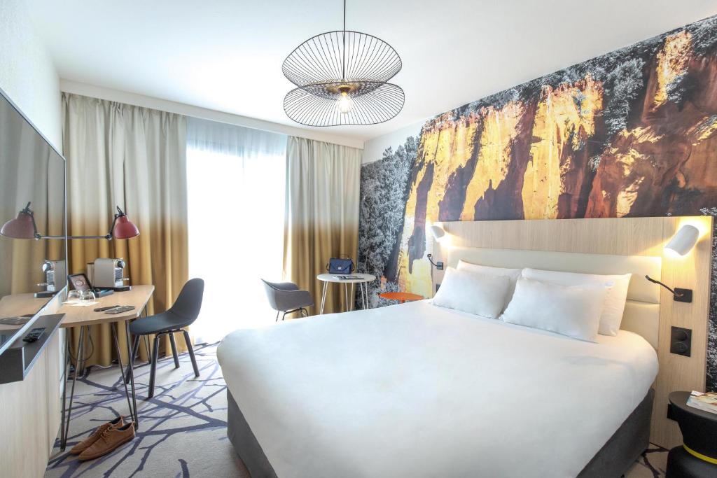 Postel nebo postele na pokoji v ubytování Mercure Cavaillon