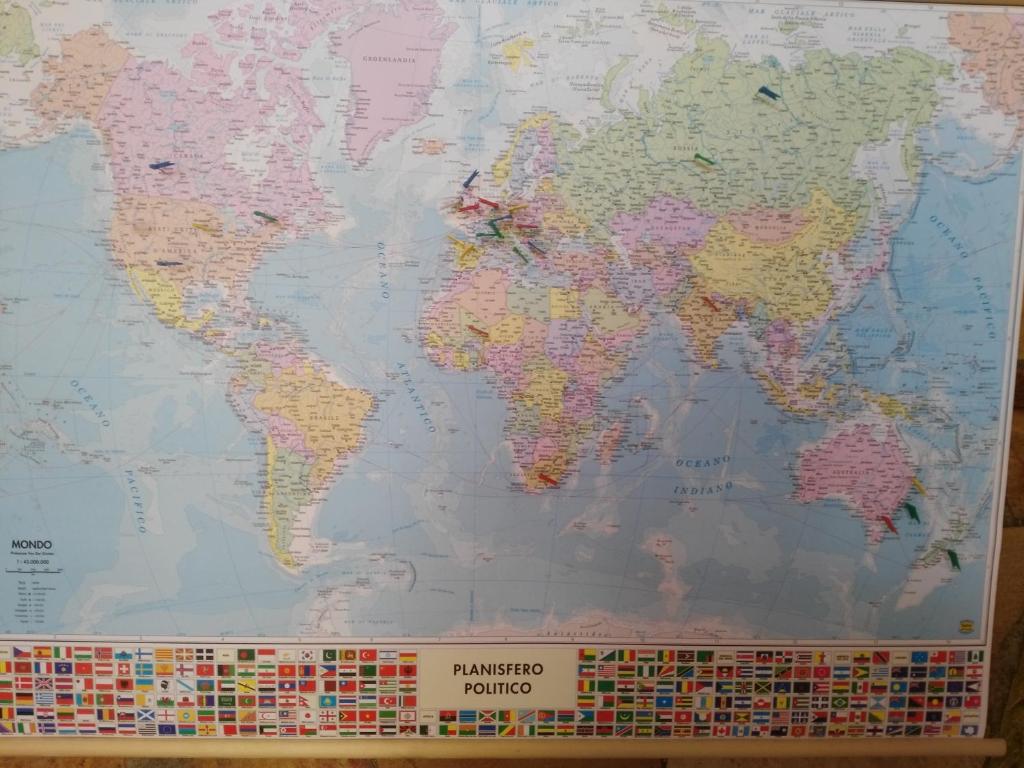 Un mapa del mundo en una pared en Casa Augusto, en Vetralla