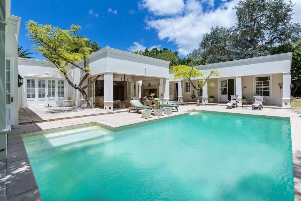uma piscina em frente a uma casa em Dalton House em Cidade do Cabo