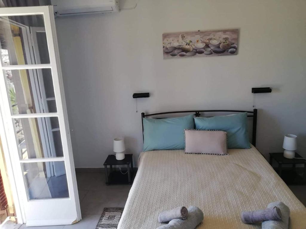 Łóżko lub łóżka w pokoju w obiekcie Issos Apartments