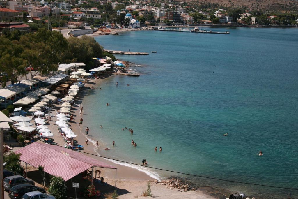 ein Strand mit einer Gruppe von Menschen im Wasser in der Unterkunft Mousonette in Selínia