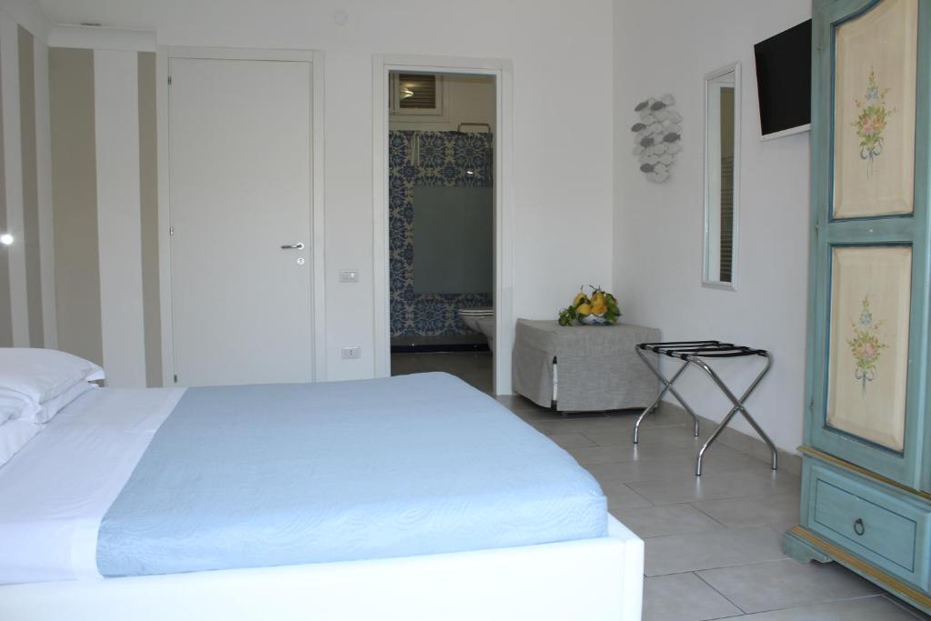 Postel nebo postele na pokoji v ubytování Lemon Rooms Sorrento