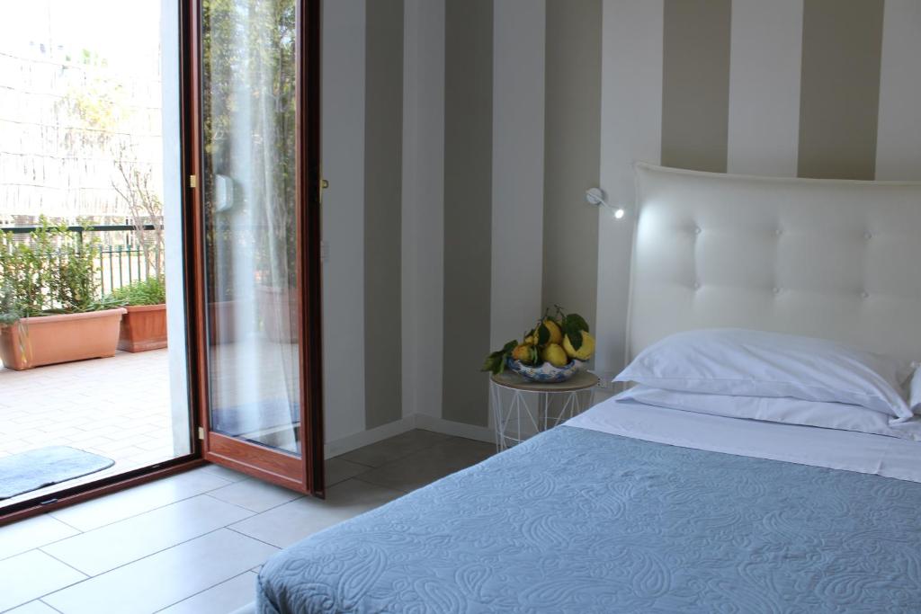 Postel nebo postele na pokoji v ubytování Lemon Rooms Sorrento