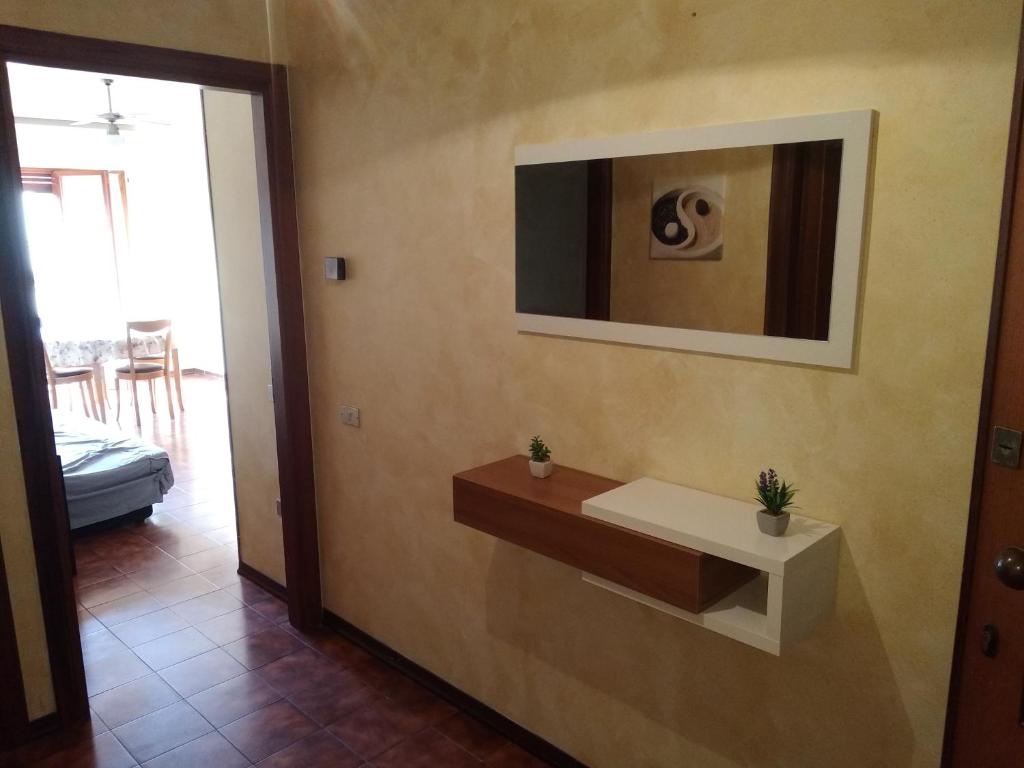 bagno con lavandino bianco appeso a un muro di Appartamento da Marco a Pineto