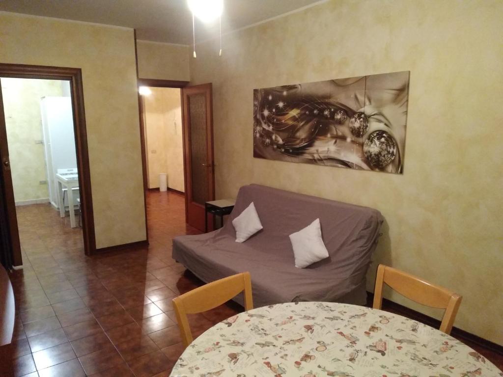 pokój z łóżkiem, stołem i obrazem w obiekcie Appartamento da Marco w mieście Pineto