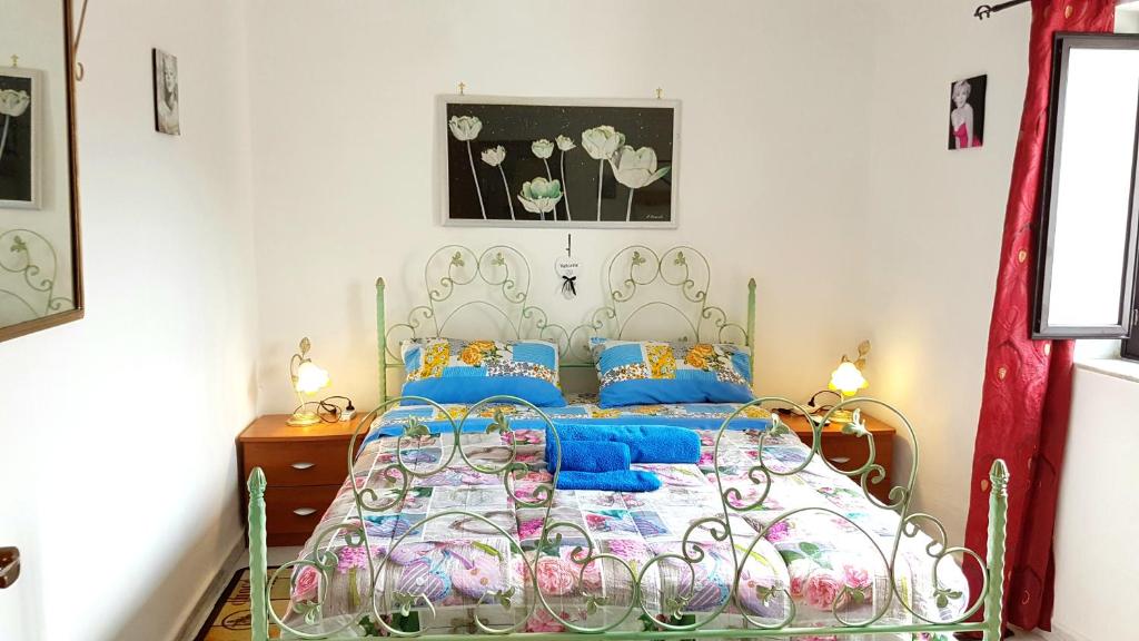 パレルモにあるGrazioso appartamento nel cuore di Palermoのベッドルーム1室(青いシーツと青い枕のベッド1台付)