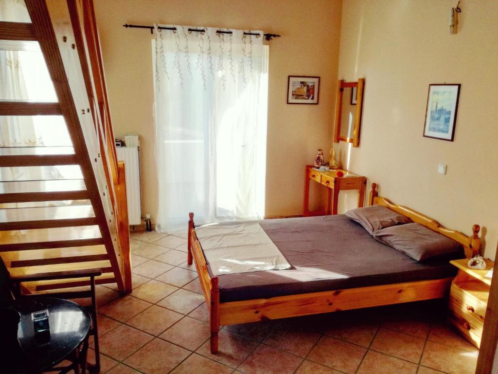um quarto com uma cama e uma janela em Apartment in villa Denastasia em Zakynthos