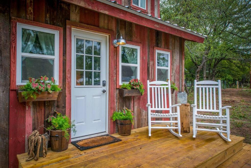 Zahrada ubytování Cozy Cabin Little Red Hen 12 min to Magnolia