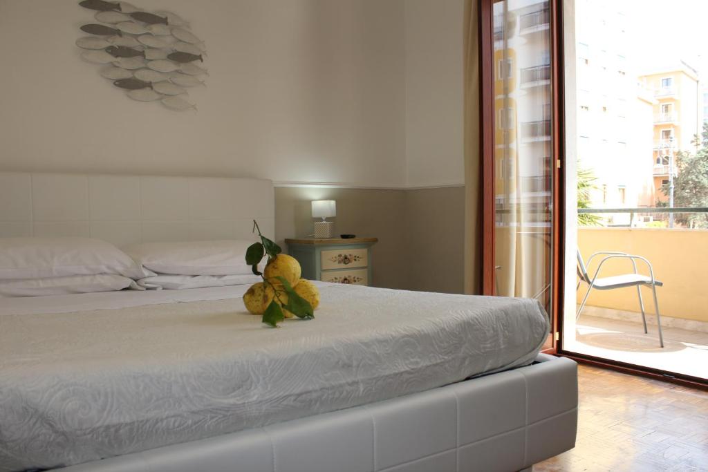 Postel nebo postele na pokoji v ubytování Lemon Rooms Sorrento
