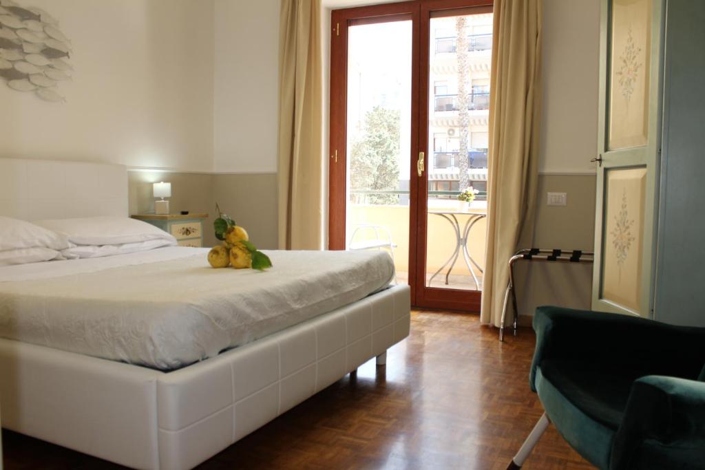 Postel nebo postele na pokoji v ubytování Lemon Rooms Sorrento