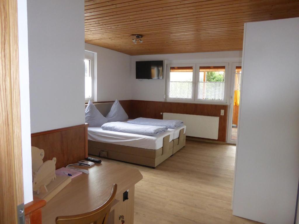 a bedroom with a bed and a desk in it at Roth Apartments beim Europa-Park Rust in Rheinhausen