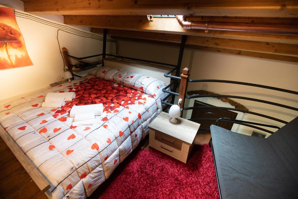 een slaapkamer met een groot bed met rode kussens bij Casa Alessandra in Augusta