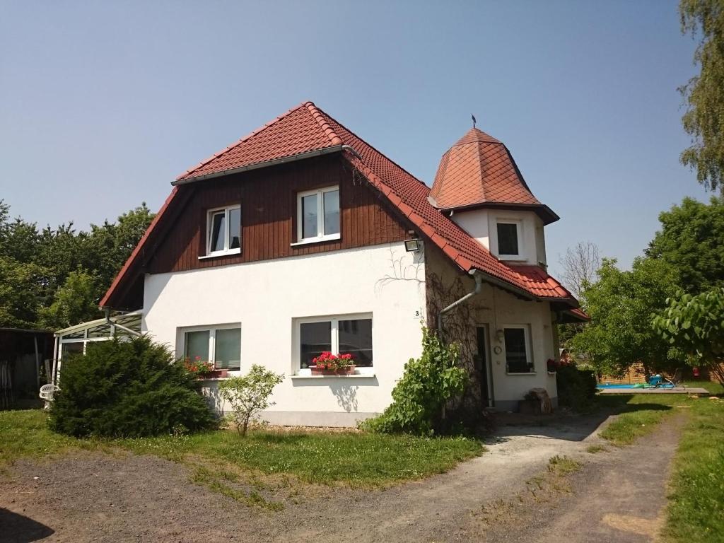 a large white house with a red roof at Ferienwohnung Knoche in Zittau