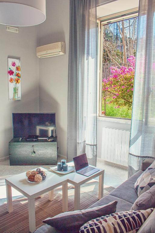 salon z kanapą i stołem z laptopem w obiekcie Cavour Holidays w Cefalù