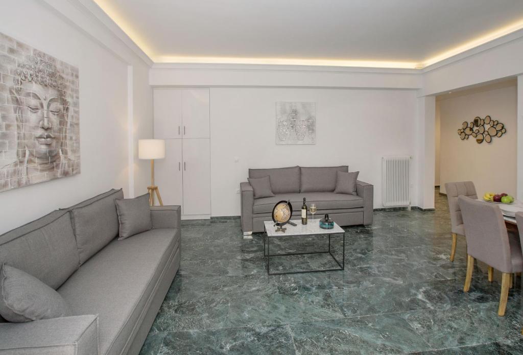 Posedenie v ubytovaní Roomy and comfortable apartment near Acropolis by GHH