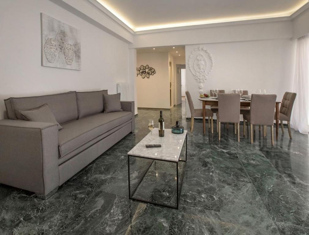 Posedenie v ubytovaní Roomy and comfortable apartment near Acropolis by GHH