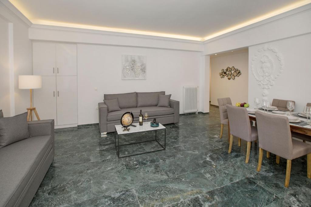 Posedenie v ubytovaní Roomy and comfortable apartment near Acropolis by GHH