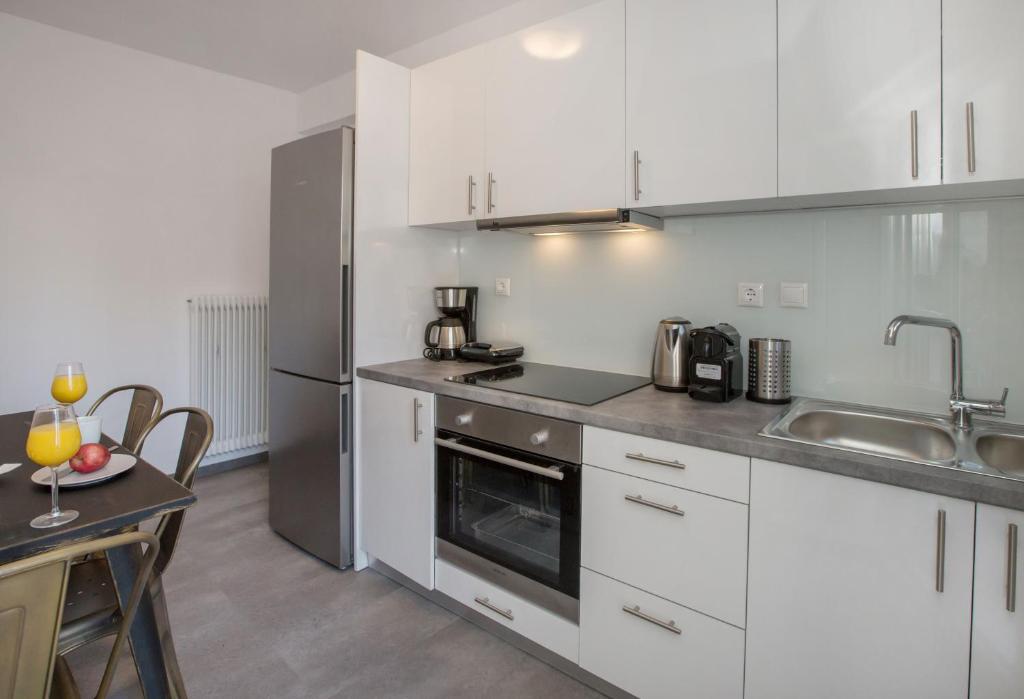 Kuchyňa alebo kuchynka v ubytovaní Roomy and comfortable apartment near Acropolis by GHH