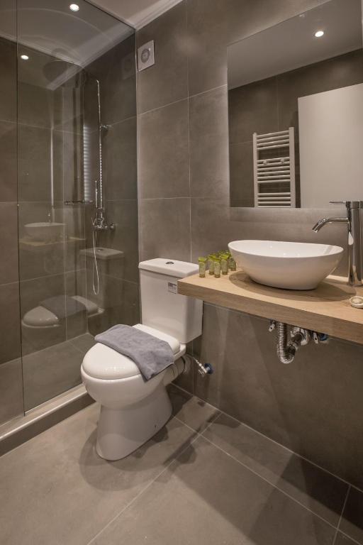 Kúpeľňa v ubytovaní Roomy and comfortable apartment near Acropolis by GHH