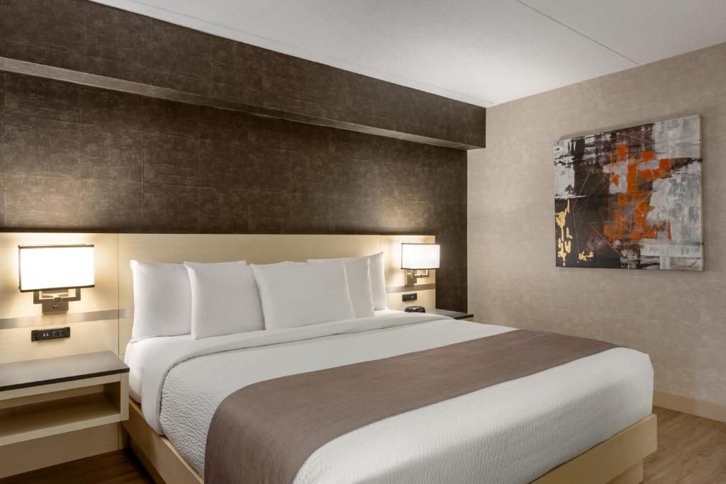 Postel nebo postele na pokoji v ubytování Days Inn by Wyndham Toronto West Mississauga