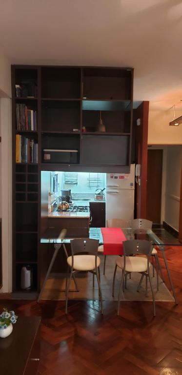Una cocina con una mesa y sillas en una habitación. en Confortable 2 ambientes en Recoleta Excelente Ubicacion, en Buenos Aires