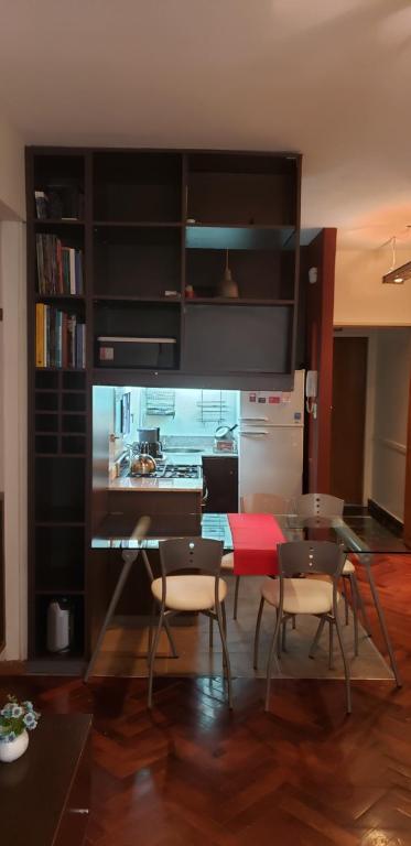a kitchen with a table and chairs in a room at Confortable 2 ambientes en Recoleta Excelente Ubicacion in Buenos Aires