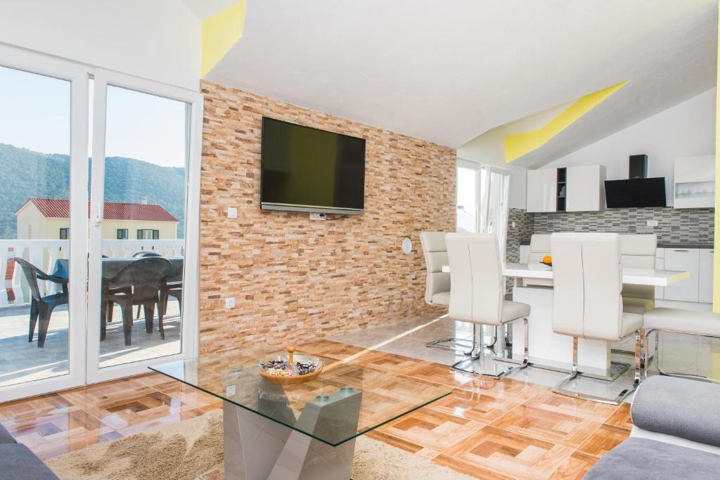 TV a/nebo společenská místnost v ubytování Apartman Franko