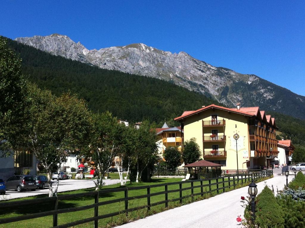 Nespecifikovaný výhled na hory nebo výhled na hory při pohledu z hotelu