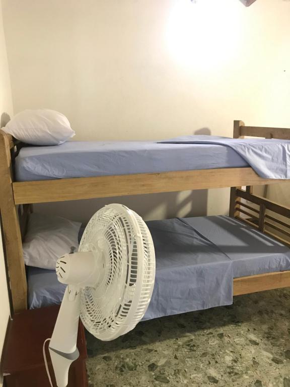 Katil atau katil-katil dalam bilik di Playa Samara Hostel