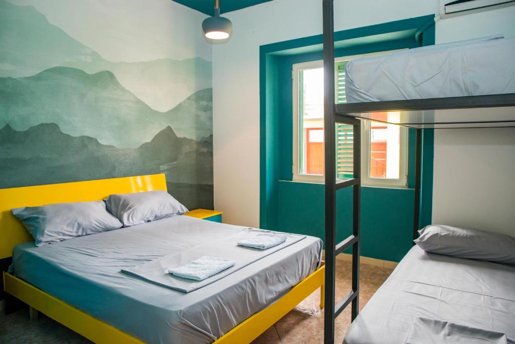 Кровать или кровати в номере Our Way Guest House & Hostel
