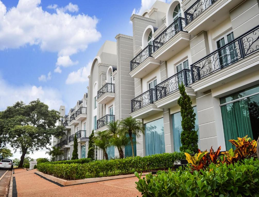 una fila de edificios de apartamentos blancos con balcones en Bisinii Boutique Hotel, en Ciudad del Este