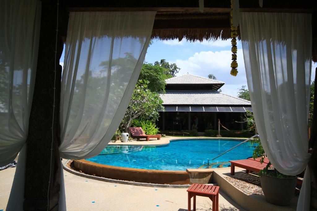 Bazén v ubytování Baan Chai Thung Resort nebo v jeho okolí