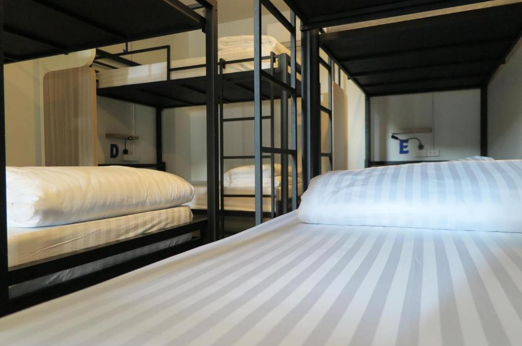 Postel nebo postele na pokoji v ubytování Phuket Marine Poshtel - SHA Plus
