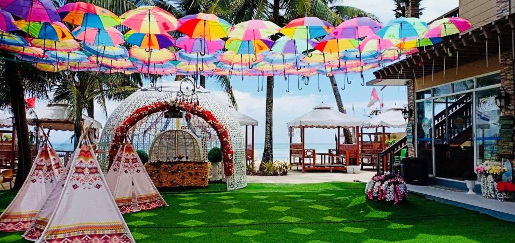 eine Gruppe bunter Regenschirme, die über einem Hof hängen in der Unterkunft Jelly's Haven Resort in Bantayan